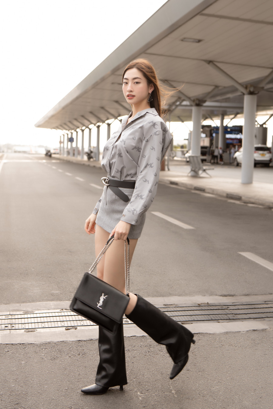 Nàng hậu đặc biệt phối cùng chiếc túi cao cấp đến từ nhà mốt Saint Laurent và hoa tai Prada thời thượng.