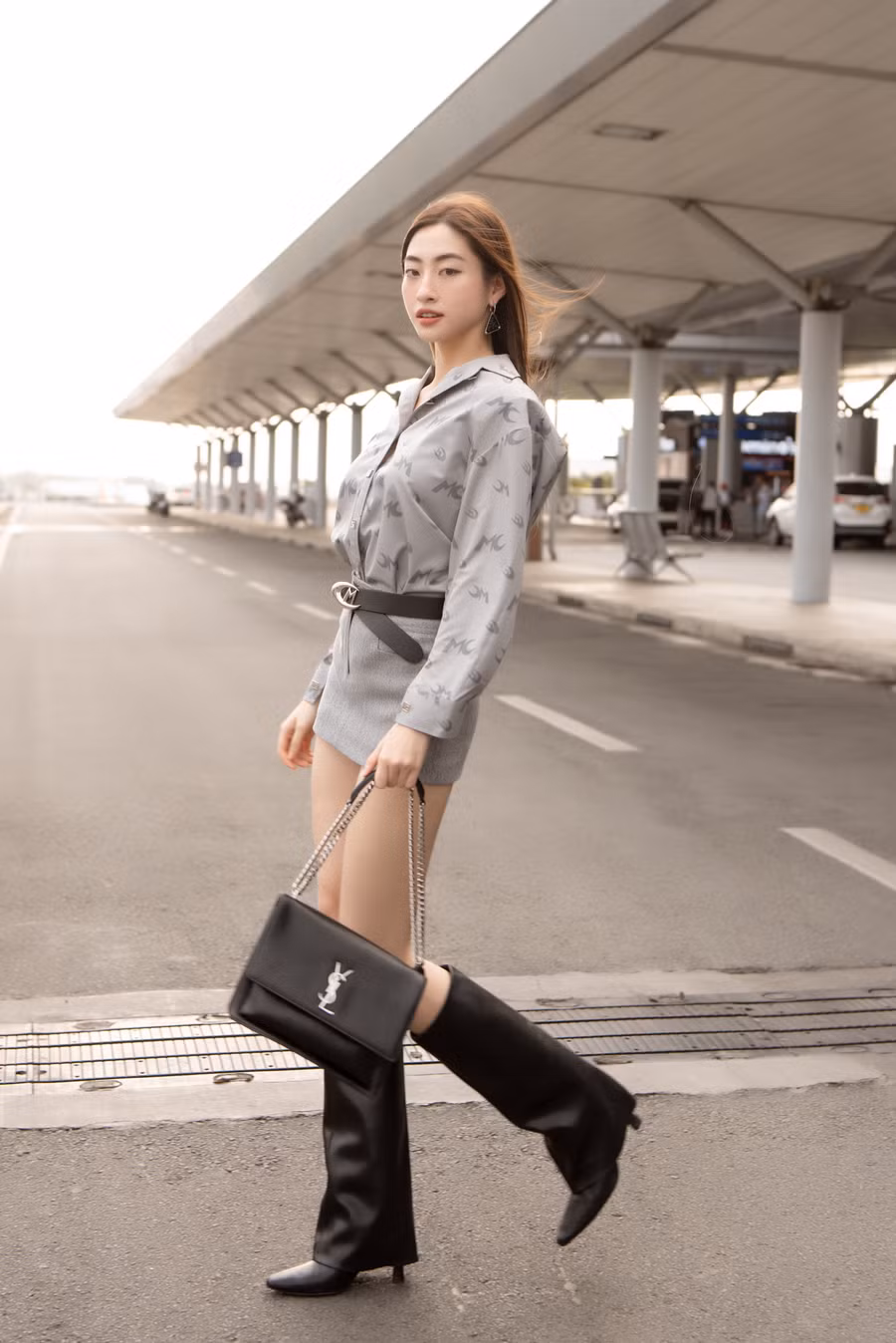 Nàng hậu đặc biệt phối cùng chiếc túi cao cấp đến từ nhà mốt Saint Laurent và hoa tai Prada thời thượng.