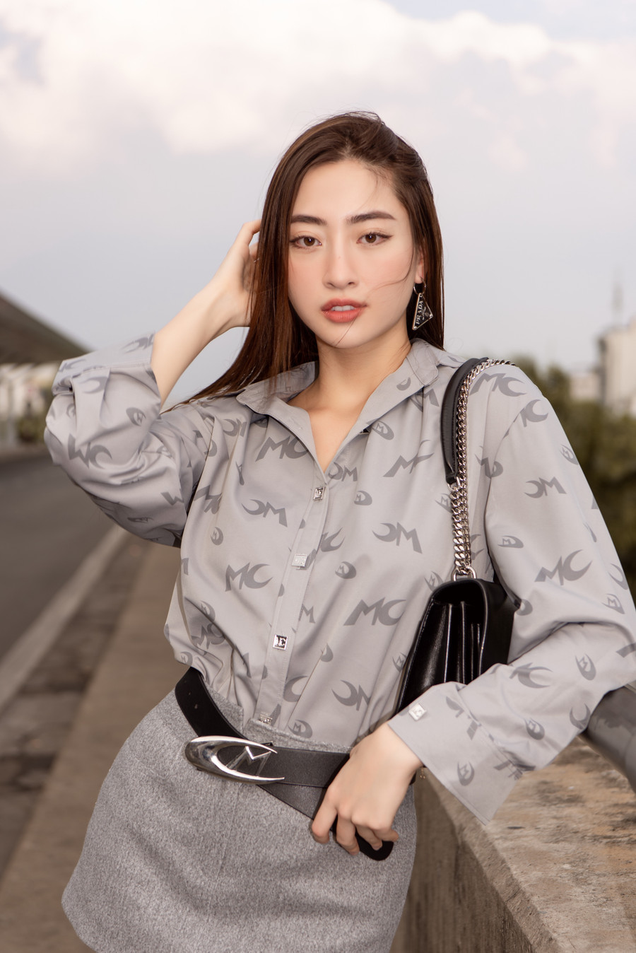 Lương Thùy Linh diện set đồ màu xám thời thượng và vô cùng cá tính.