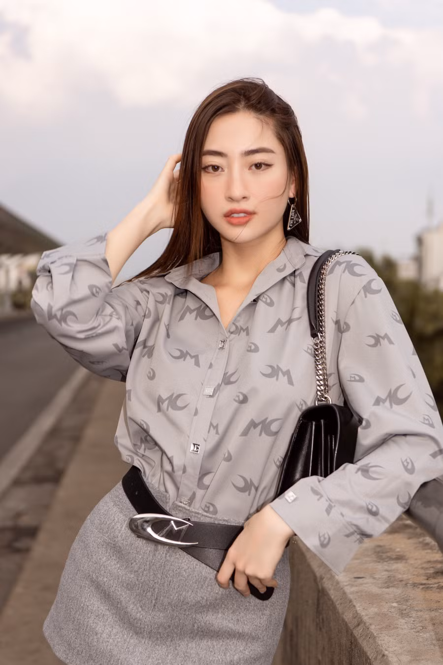 Lương Thùy Linh diện set đồ màu xám thời thượng và vô cùng cá tính.