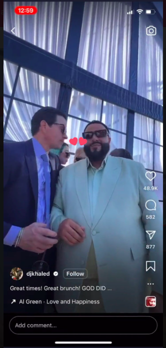 Ảnh chụp màn hình buổi phát sóng trực tiếp của DJ Khaled có sự xuất hiện của Rosé ở phía sau. Ảnh chụp màn hình buổi phát sóng trực tiếp của DJ Khaled có sự xuất hiện của Rosé ở phía sau.