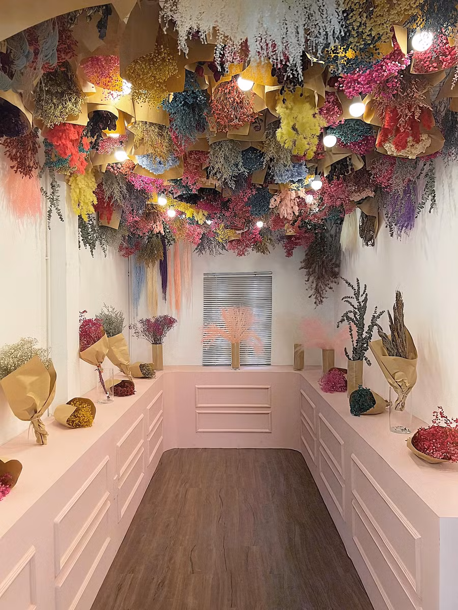 Quán còn có riêng một căn phòng bày toàn hoa trông rất mới lạ.