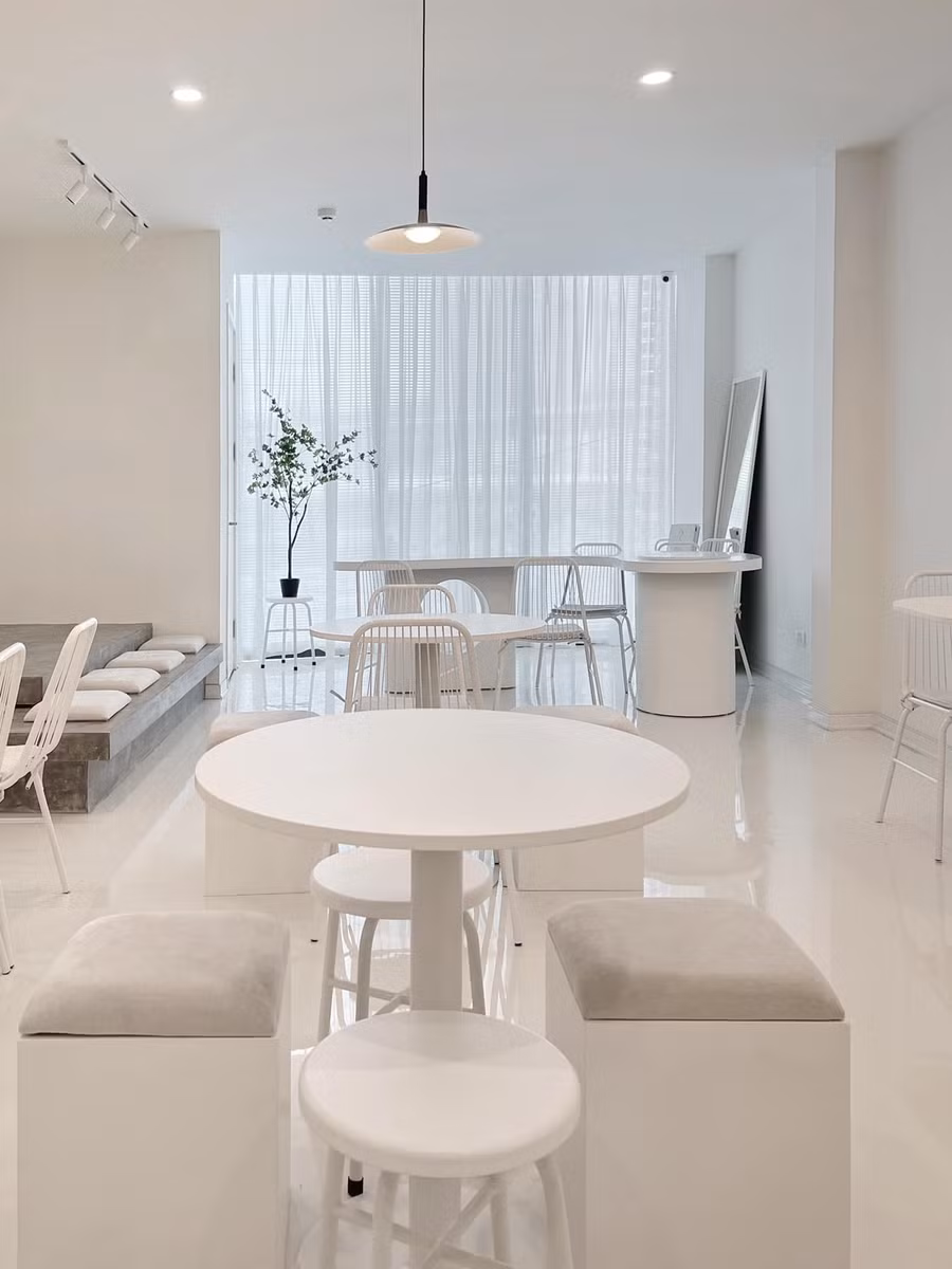 Cách bày trí đơn giản nhưng lại ăn điểm bởi sự tối giản mà quán đem lại.