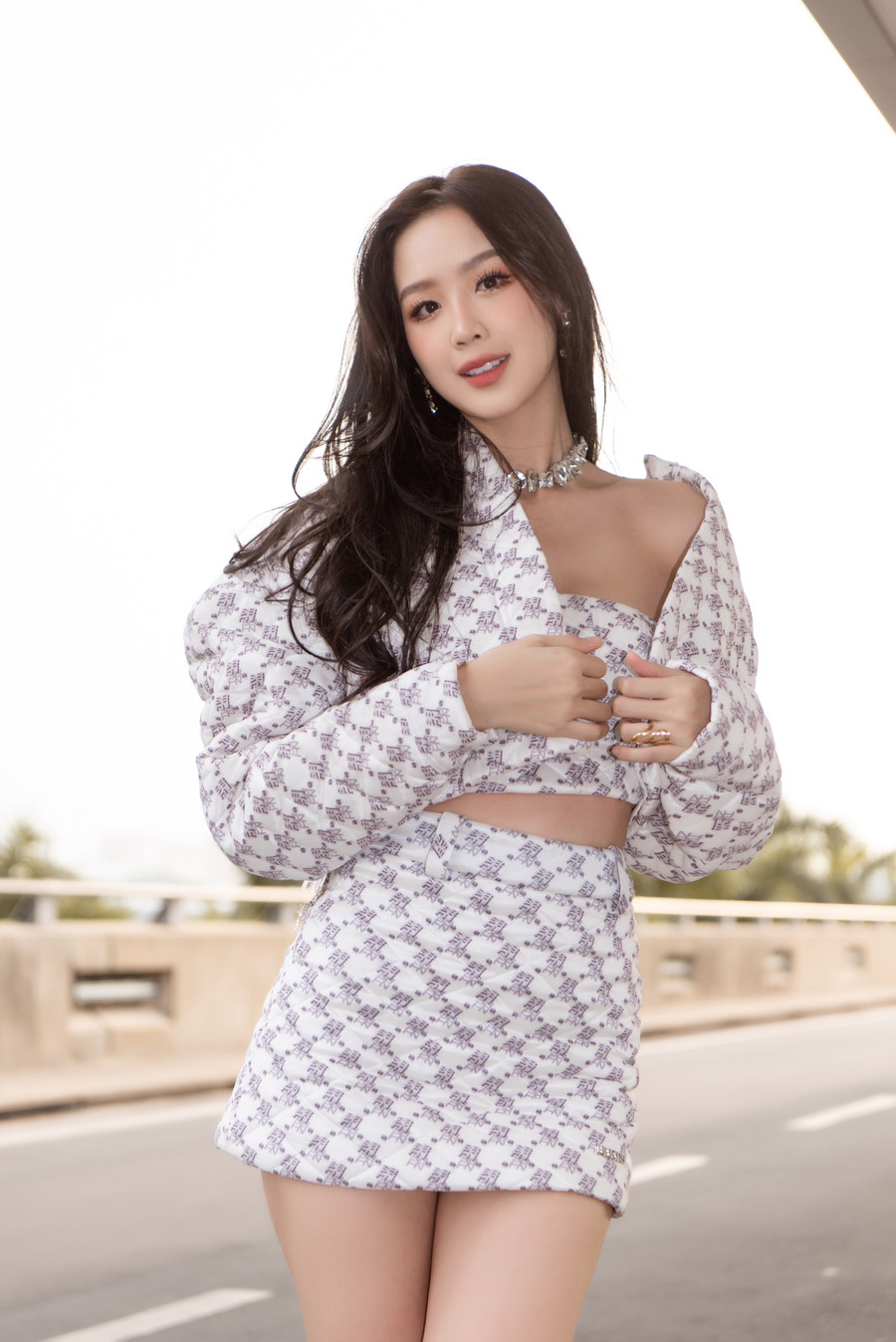 Bảo Ngọc ghi điểm bởi lối trang điểm nhẹ nhàng, mái tóc xoăn tự nhiên nhưng lại vô cùng sang trọng.