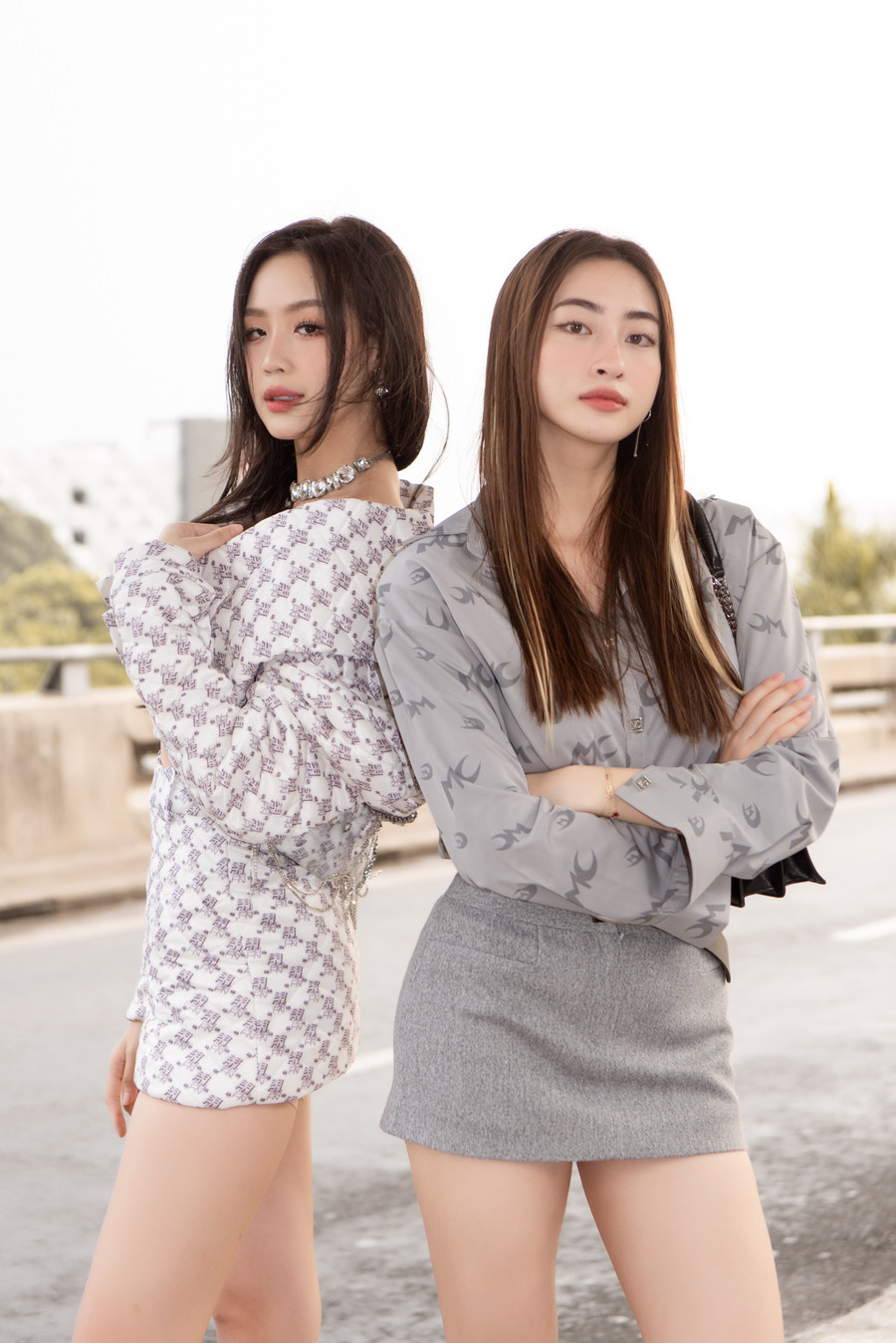 Lương Thùy Linh cùng mái tóc khác lạ bên cạnh Bảo Ngọc.