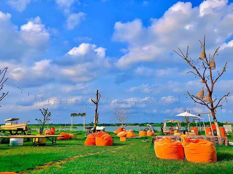 Ban ngày thì đẹp mĩ mãn, tha hồ vừa ngắm trời, vừa ngắm sông.