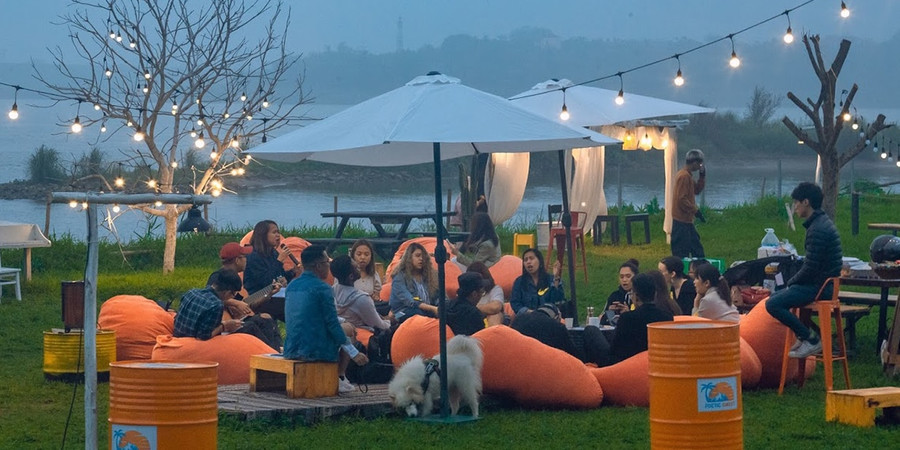 Buổi tối ở quán cũng rất đông đúc các bạn trẻ tụ tập.