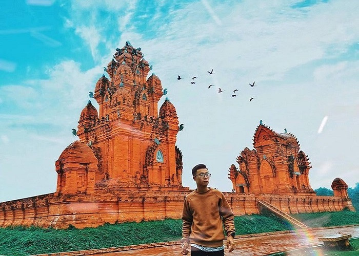 Không những các bạn nữ, các bạn nam cũng thường xuyên tới đây để chụp những pô ảnh phong cách bụi bặm. Không những các bạn nữ, các bạn nam cũng thường xuyên tới đây để chụp những pô ảnh phong cách bụi bặm.