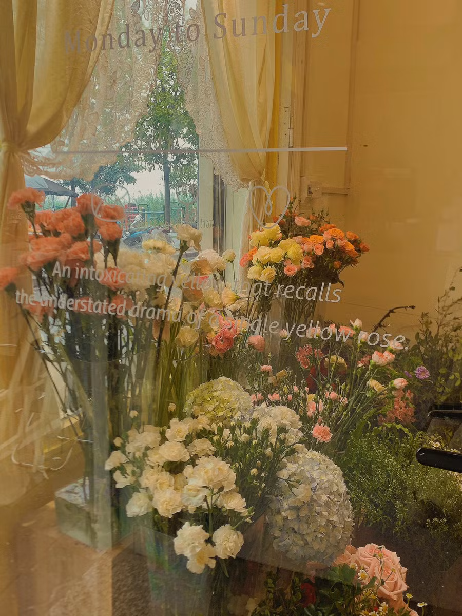 Quán nhỏ tràn ngập hoa tươi và hương thơm.