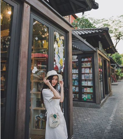 Phố sách 19/12 tuy chỉ dài có 200m nhưng nơi đây vô cùng rộng rãi và thoáng mát. Phố sách 19/12 tuy chỉ dài có 200m nhưng nơi đây vô cùng rộng rãi và thoáng mát.