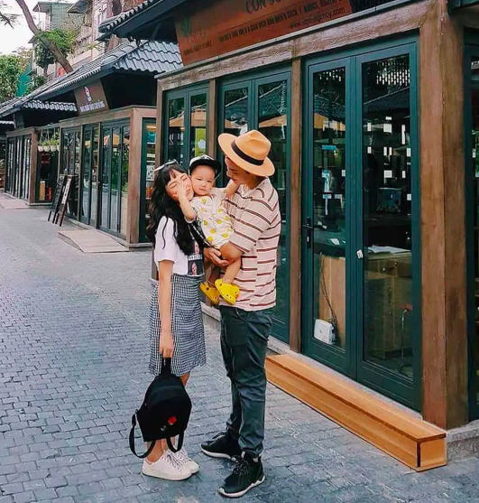 Trang trí ở phố sách mang tính thẩm mĩ cao, hiện đại và văn minh với các gian hàng bằng gỗ. Trang trí ở phố sách mang tính thẩm mĩ cao, hiện đại và văn minh với các gian hàng bằng gỗ.