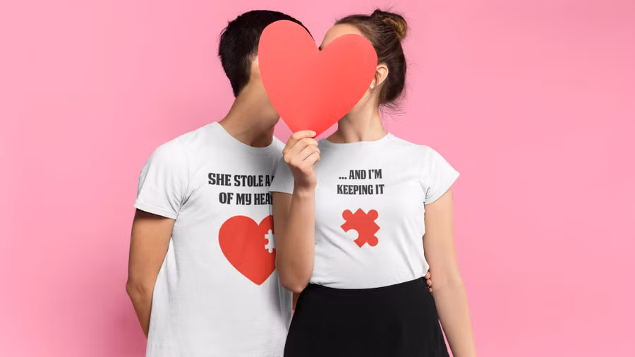 Các cặp đôi thường yêu thích diện đồ cặp để khẳng định chủ quyền.