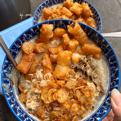 Bát cháo trai với topping siêu đầy đặn.