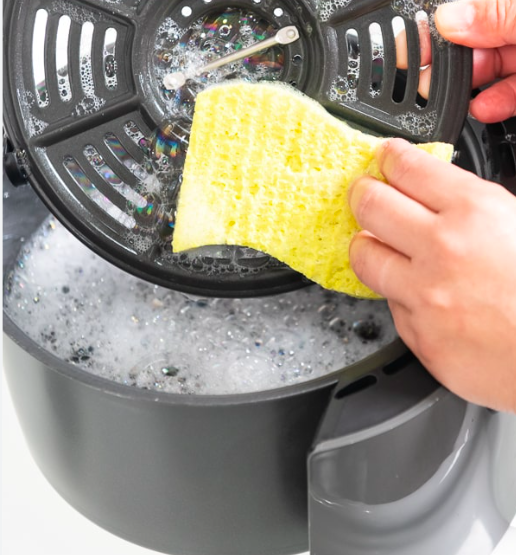 Nồi chiên không dầu không có khả năng tự làm sạch chính nó.