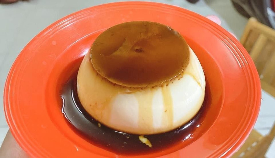 Caramen thơm ngậy, có vị hơi đăng đắng của lớp đường dưới cùng.