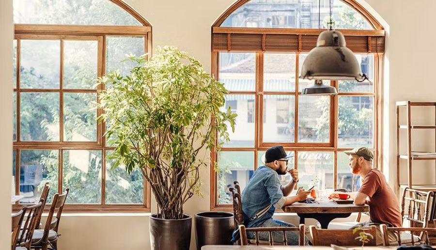 Không chỉ khách Việt, khách Tây cũng rất thích không gian quán.