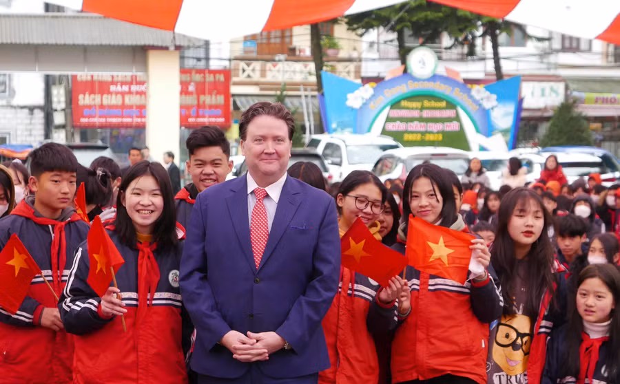 Đại sứ Hoa Kỳ tại Việt Nam Marc Knapper đã đến thăm thành phố Lào Cai và thị trấn Sa Pa.