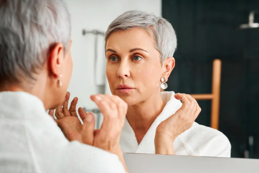 Nhìn nhợt nhạt và cảm thấy kiệt sức là cả hai dấu hiệu thiếu máu do thiếu sắt.