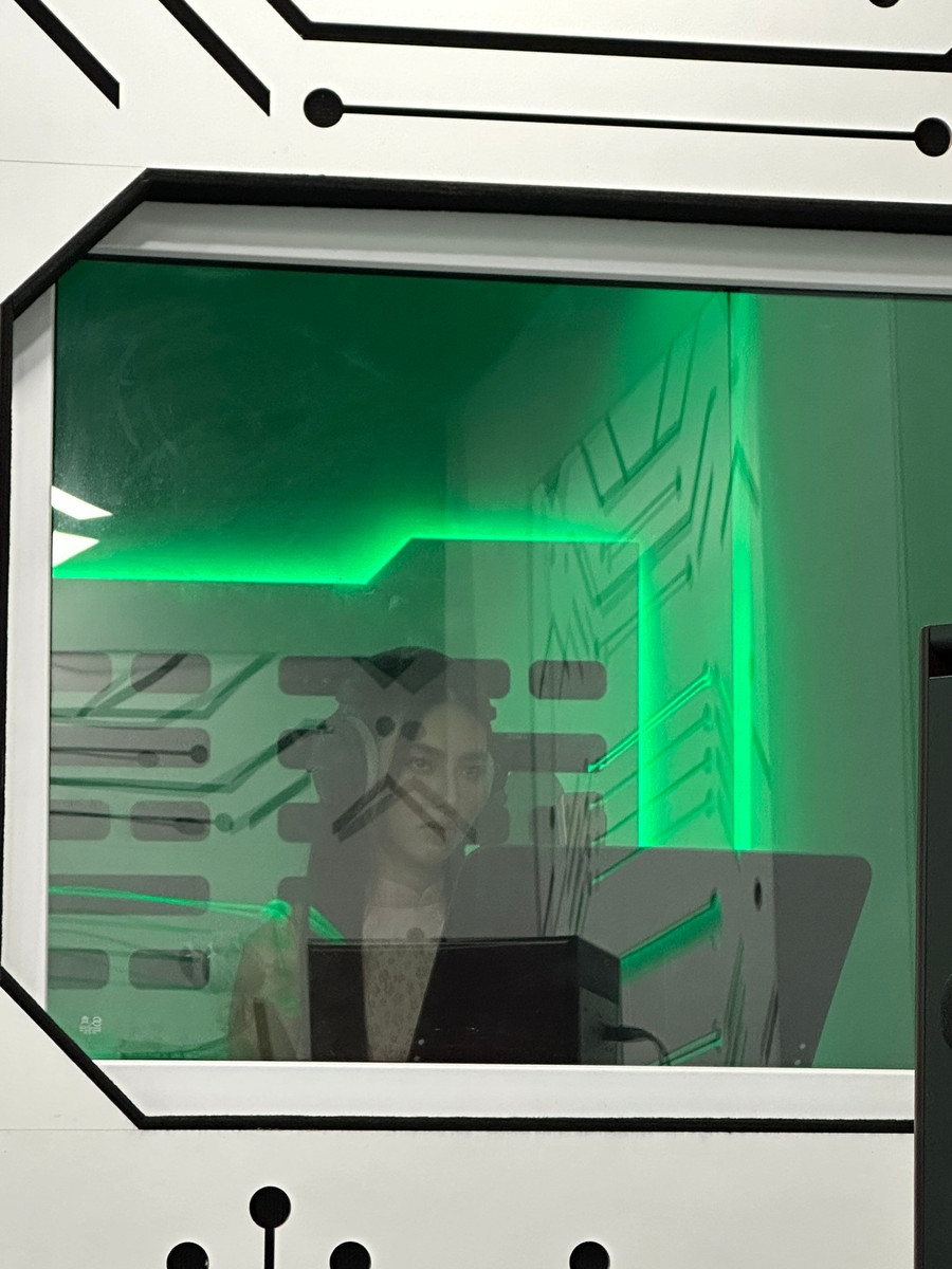 "Nàng hậu" chăm chỉ tập hát, rap và vũ đạo để ra mắt MV mới. "Nàng hậu" chăm chỉ tập hát, rap và vũ đạo để ra mắt MV mới.