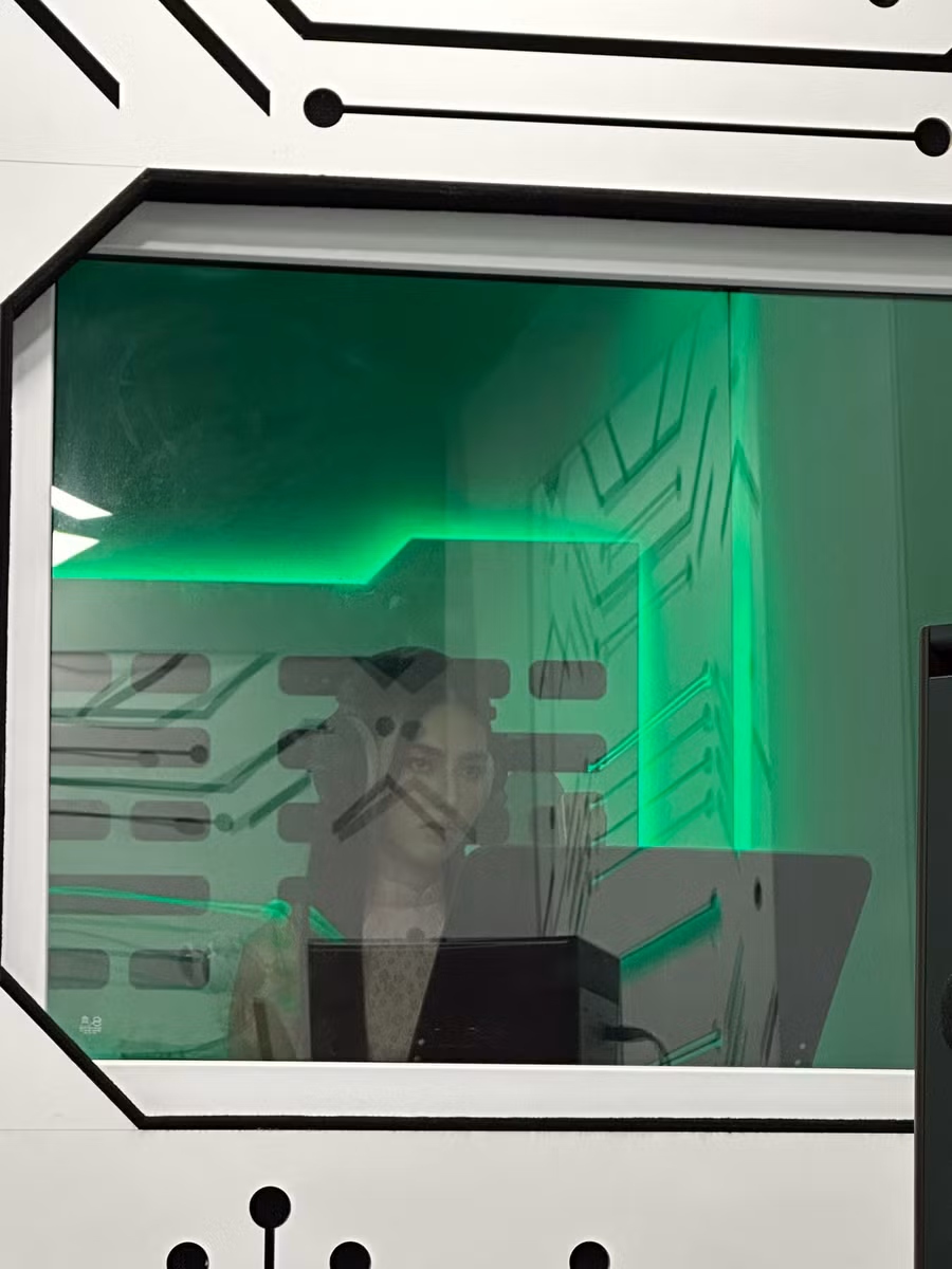 "Nàng hậu" chăm chỉ tập hát, rap và vũ đạo để ra mắt MV mới.