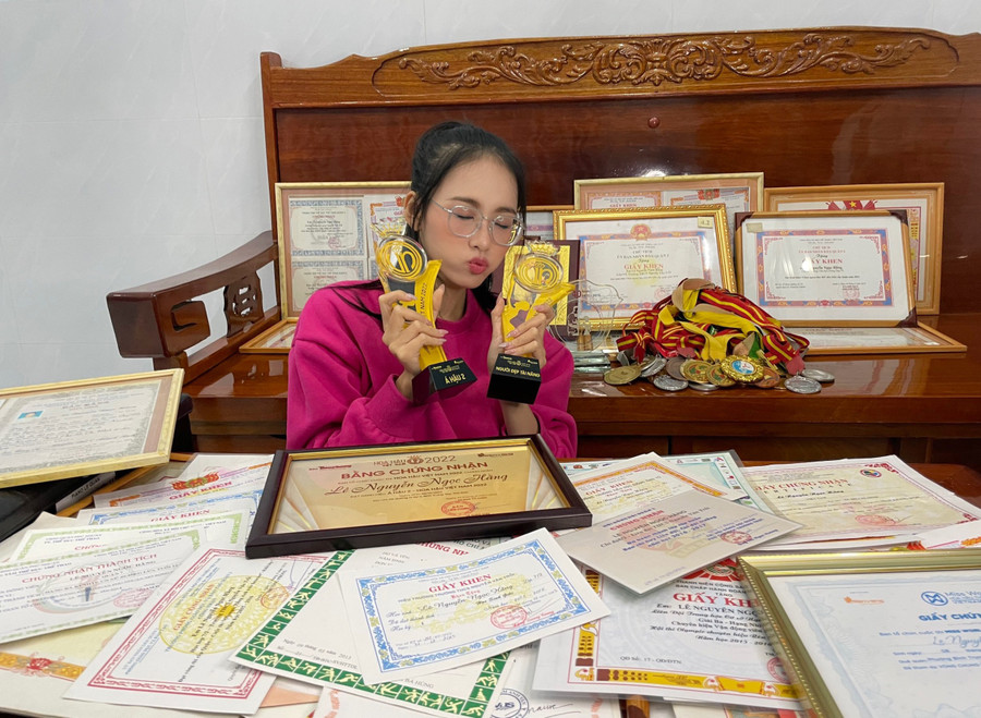 Á hậu Lê Nguyễn Ngọc Hằng khoe loạt bằng khen, huy chương &quot;cực khủng&quot;.