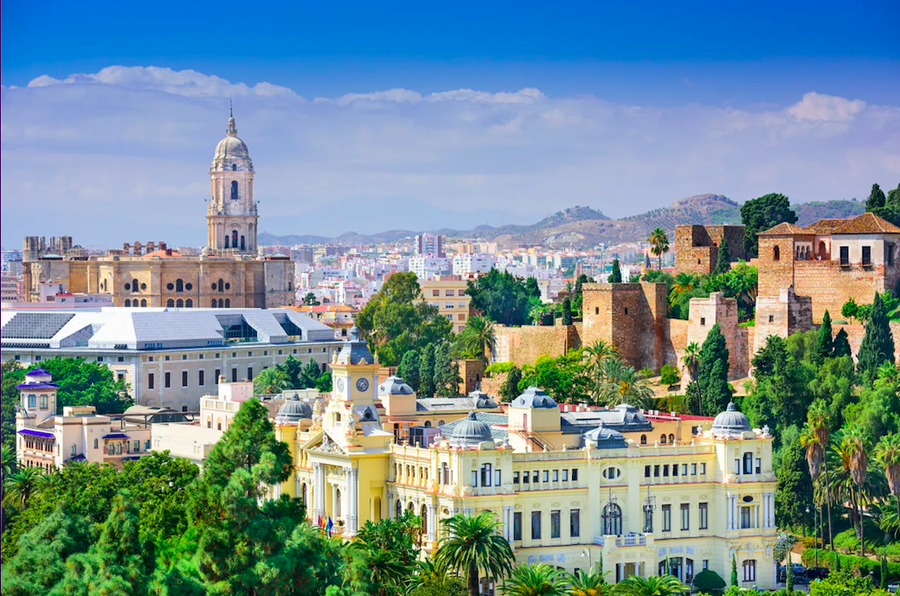 Málaga trở thành một trung tâm văn hóa sôi động.