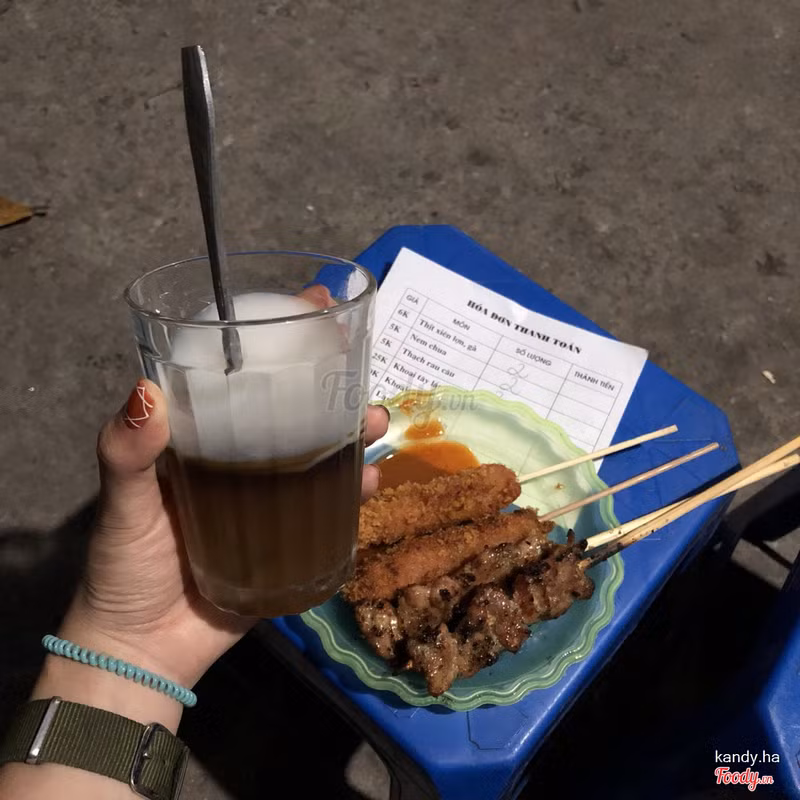 Ngoài thịt xiên, rau câu cốt dừa cũng là một món "best seller" tại quán.