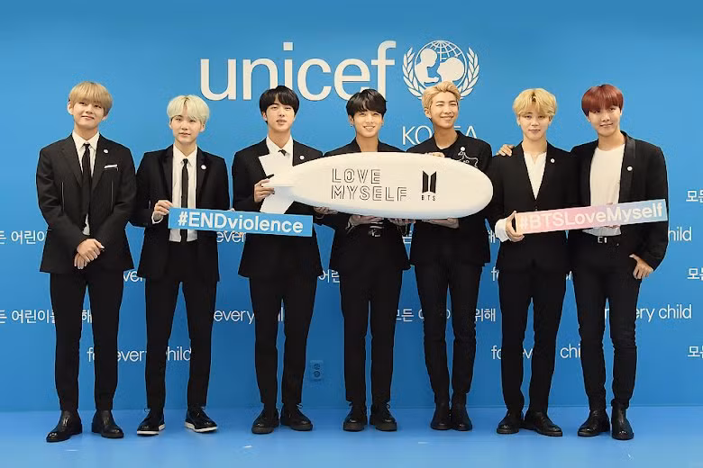 BTS chụp ảnh trong một chiến dịch của UNICEF.