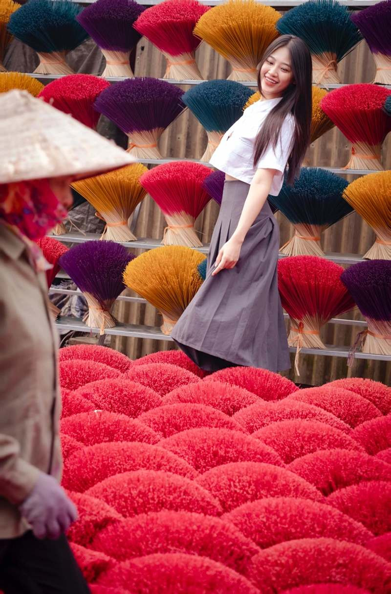 Ngay từ đầu làng, màu đỏ của chân hương như càng rực rỡ dưới ánh nắng, thu hút ánh nhìn của bất kì khách lạ nào ghé thăm. Ngay từ đầu làng, màu đỏ của chân hương như càng rực rỡ dưới ánh nắng, thu hút ánh nhìn của bất kì khách lạ nào ghé thăm.