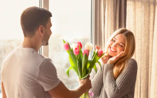 Hoa tươi là món quà được nhiều chị em phụ nữ yêu thích.