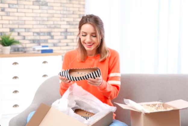 Giày dép hoặc quần áo cũng là một trong những món quà mà &quot;cánh mày râu&quot; hay chọn mua.