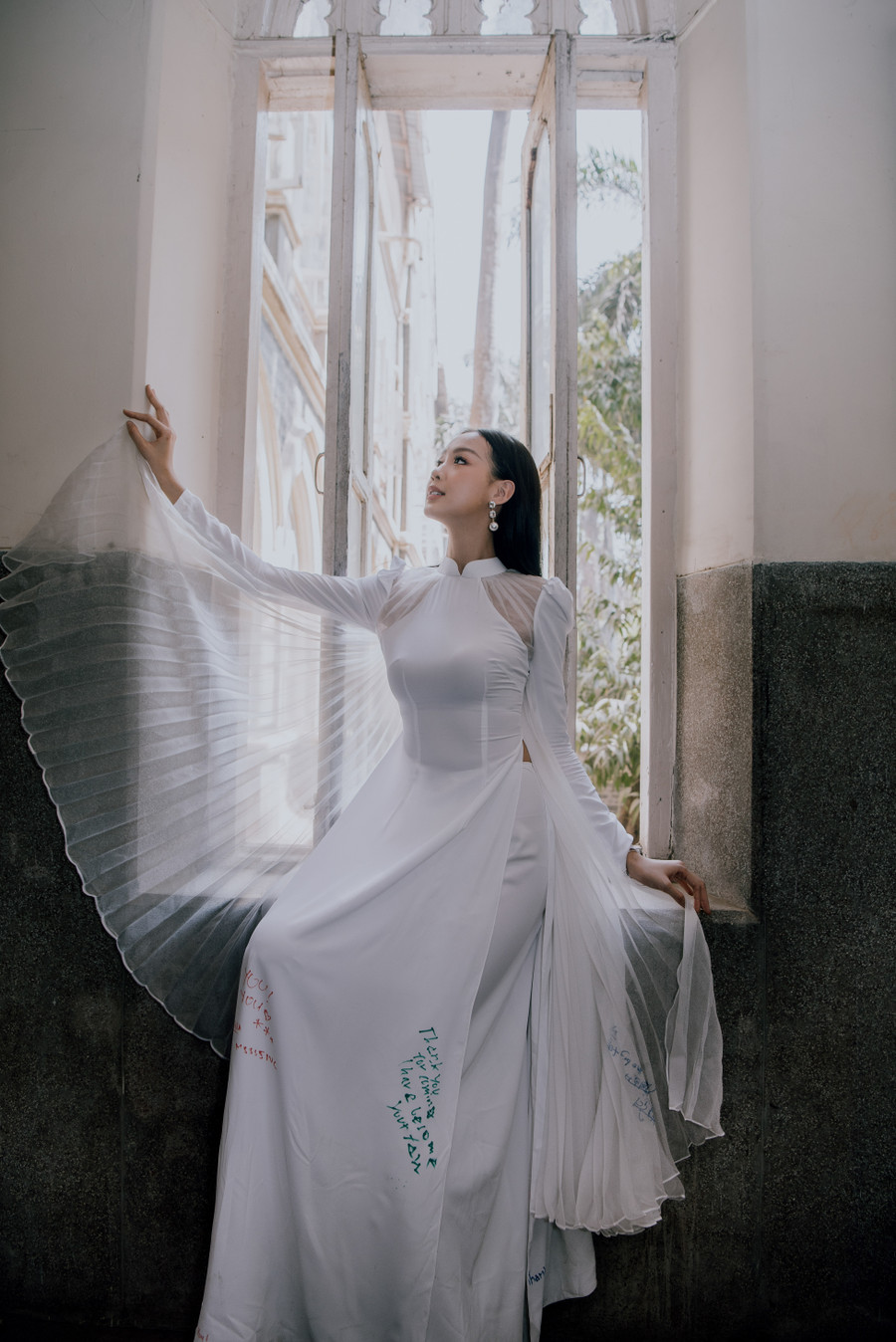 Nàng hậu trong tà áo dài trắng với viền tay tung bay độc đáo. Nàng hậu trong tà áo dài trắng với viền tay tung bay độc đáo.