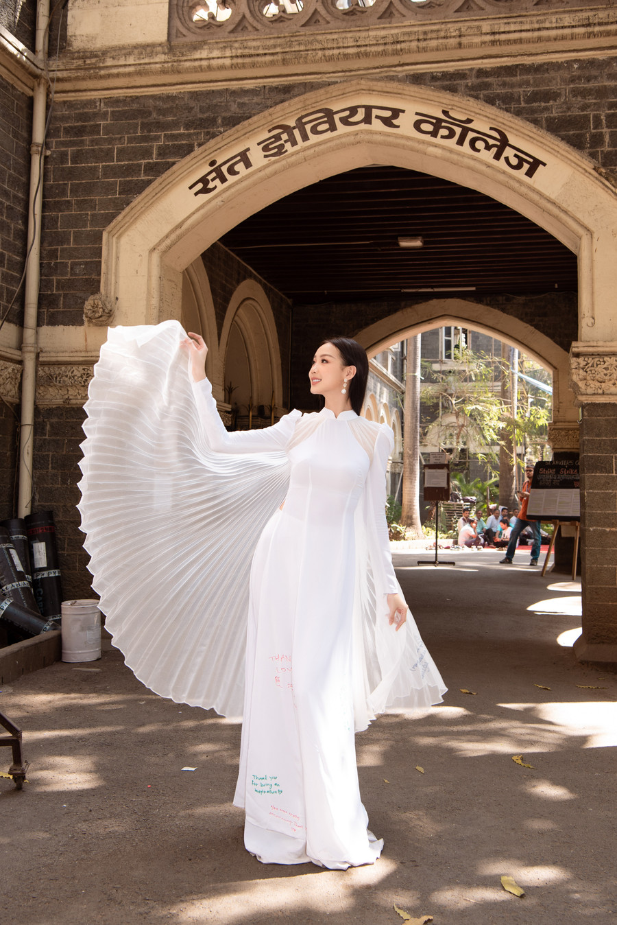 Hoa hậu Bảo Ngọc trong tà áo dài tại Xavier College. Hoa hậu Bảo Ngọc trong tà áo dài tại Xavier College.