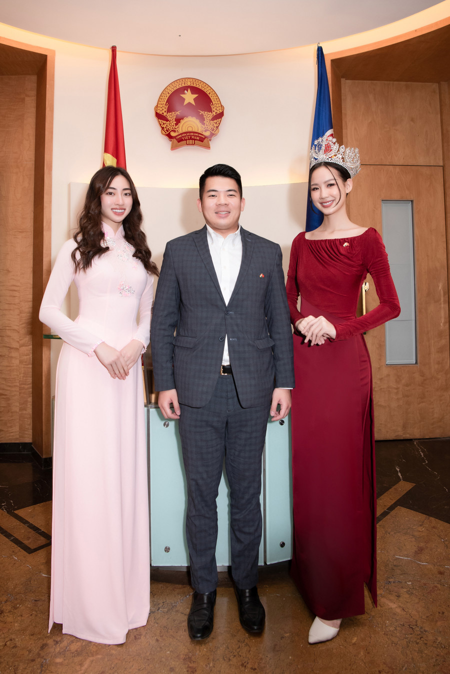 Hoa hậu Bảo Ngọc và Hoa hậu Lương Thùy Linh trong tà áo dài tại Lãnh sự quán. Hoa hậu Bảo Ngọc và Hoa hậu Lương Thùy Linh trong tà áo dài tại Lãnh sự quán.