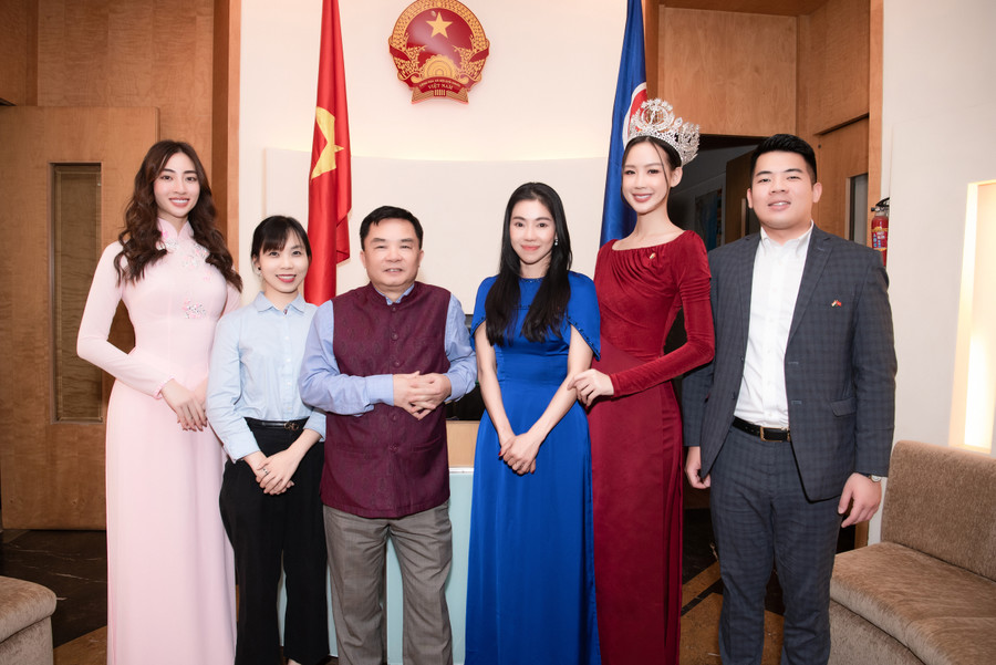 Hoa hậu Bảo Ngọc và Hoa hậu Lương Thùy Linh duyên dáng trong tà áo dài tại Lãnh sự quán. Hoa hậu Bảo Ngọc và Hoa hậu Lương Thùy Linh duyên dáng trong tà áo dài tại Lãnh sự quán.