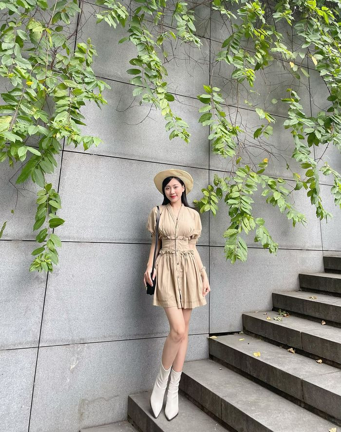 Khuôn viên cây xanh rộng lớn tạo nên một không gian xanh ngát giữa lòng Thủ đô. Khuôn viên cây xanh rộng lớn tạo nên một không gian xanh ngát giữa lòng Thủ đô.