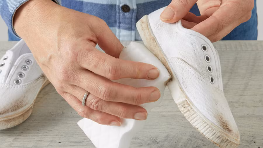 Mẹo đơn giản làm sạch giày thể thao màu trắng như mới