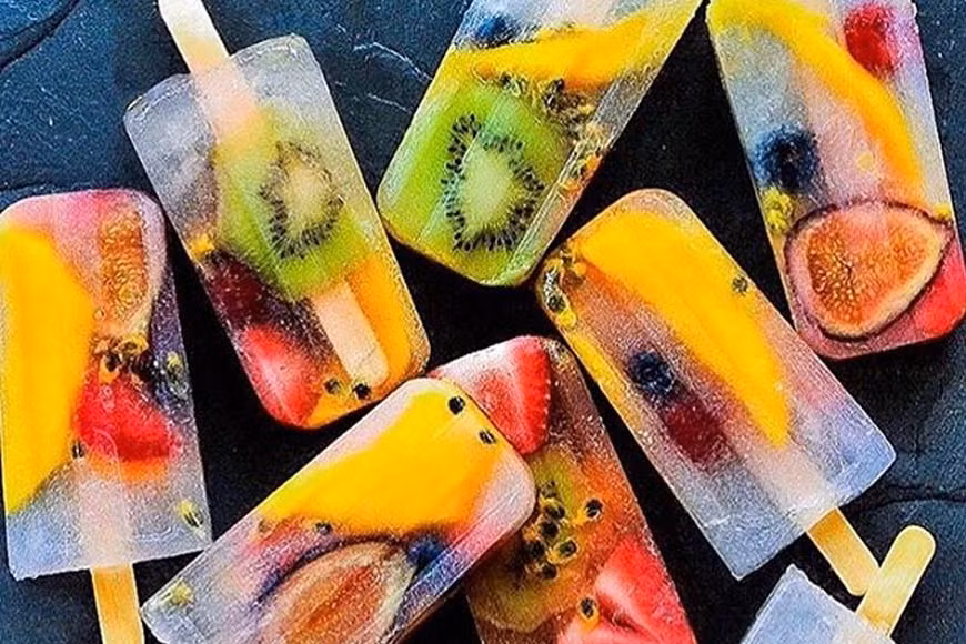 Bạn có thể tự làm món tráng miệng mát lành này ngay tại nhà với các nguyên liệu trái cây tự nhiên.
