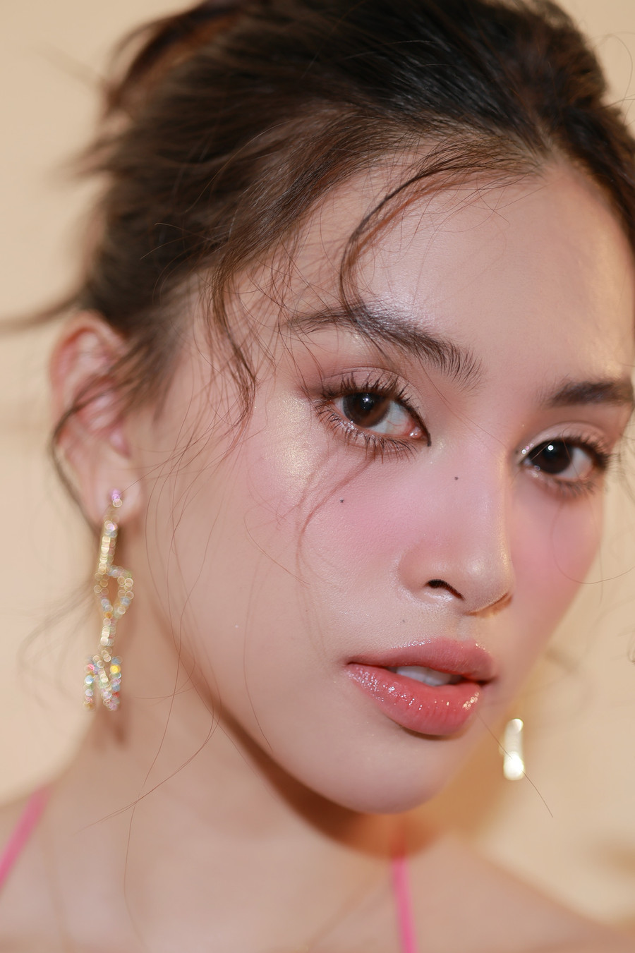 Cận cảnh nhan sắc của nàng hậu với phong cách trang điểm trong veo.