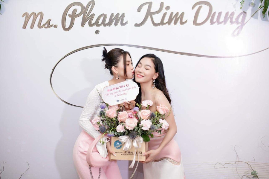 Hoa hậu Tiểu Vy chụp cùng “bà trùm hoa hậu” Phạm Kim Dung.