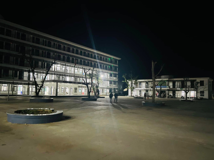 Những phòng học sáng đèn của các trường THPT vùng cao Nghệ An đón học sinh 12 đến ôn thi miễn phí. Ảnh: Hồ Lài.