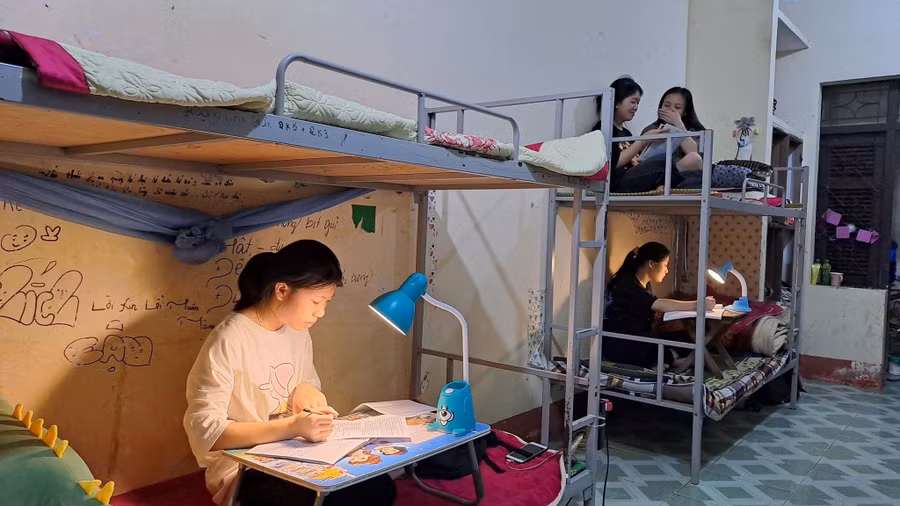 Nhiều học sinh được Trường THPT Quế Phong tạo điều kiện vào ở miễn phí trong khu ký túc xá của trường để ôn thi. Ảnh: Ngô Chiến Thắng.