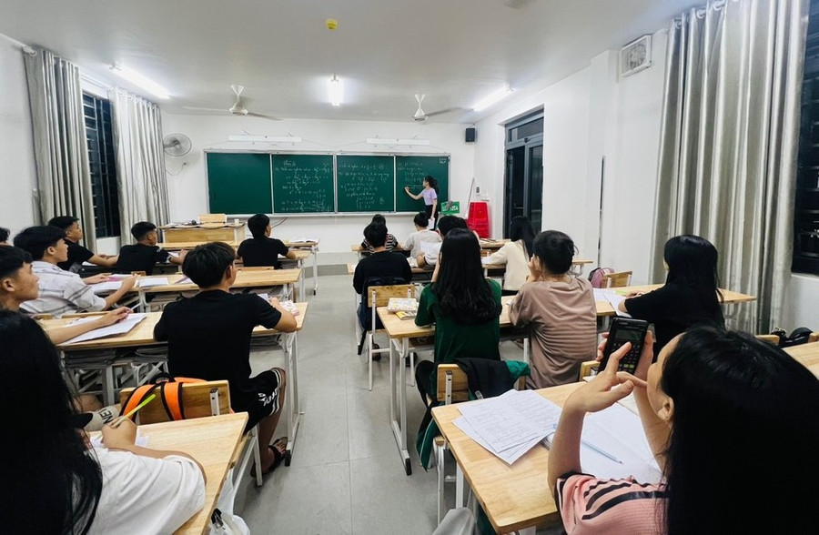 Lớp học sáng đèn buổi đêm tại Trường THPT Kỳ Sơn, Nghệ An trong giai đoạn nước rút chuẩn bị cho kỳ thi tốt nghiệp. Ảnh: NTCC.