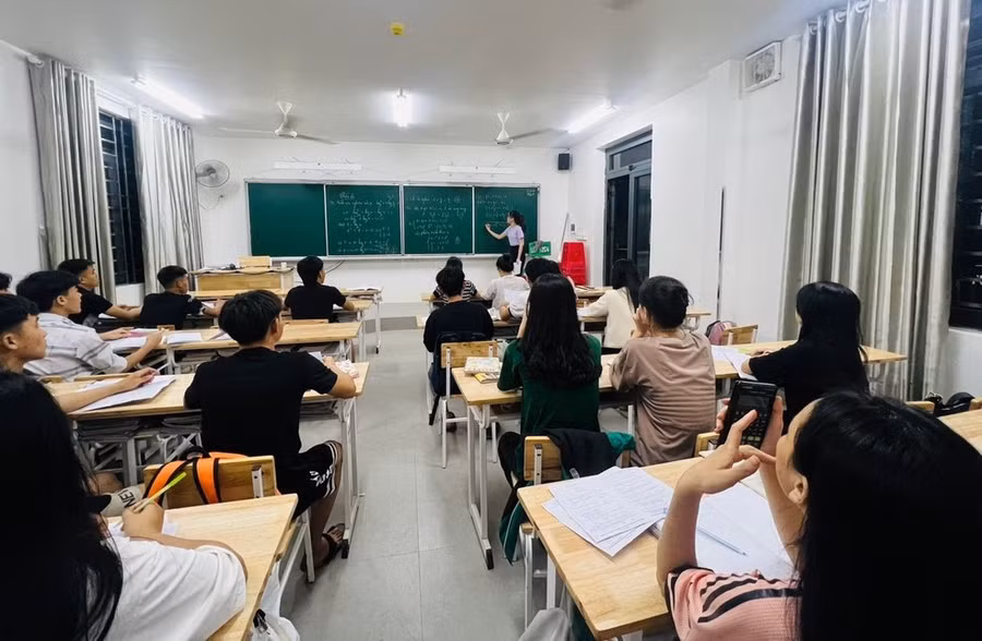 Lớp học sáng đèn buổi đêm tại Trường THPT Kỳ Sơn, Nghệ An trong giai đoạn nước rút chuẩn bị cho kỳ thi tốt nghiệp. Ảnh: NTCC.