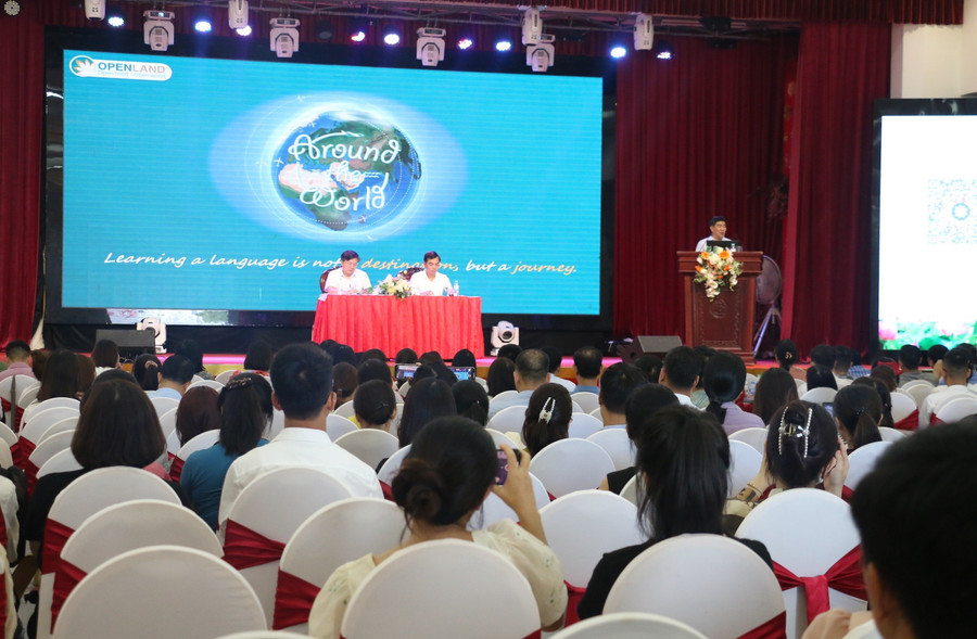 Nhiều tham luận về đổi mới, nâng cao hoạt động trung tâm ngoại ngữ, kỹ năng sống được trình bày tại hội nghị. Ảnh: Hồ Lài.