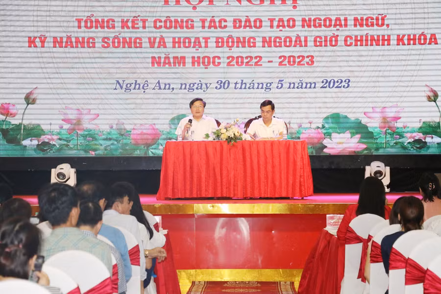 Hội nghị Tổng kết công tác đào tạo ngoại ngữ, kỹ năng sống và hoạt động ngoài giờ chính khóa tỉnh Nghệ An năm học 2022 – 2023. Ảnh: Hồ Lài.