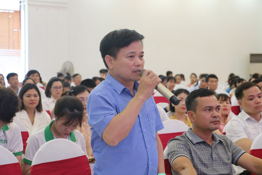 Đại diện trung tâm Anh ngữ tại huyện miền núi Quỳ Châu, Nghệ An phát biểu ý kiến tại hội nghị. Ảnh: Hồ Lài.