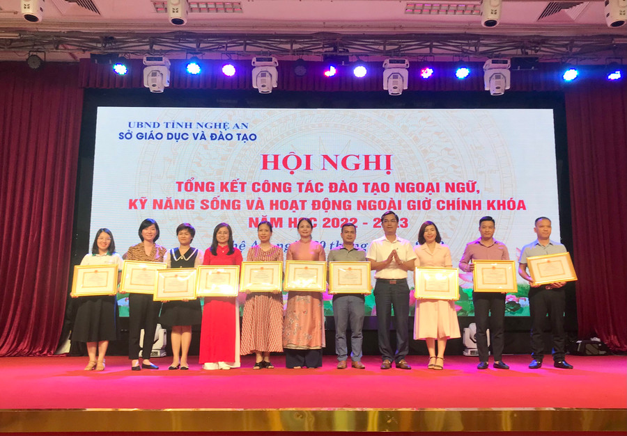 Sở GD&amp;ĐT Nghệ An khen thưởng các trung tâm hoạt động hiệu quả, có đóng góp tích cực trong công tác xã hội năm học 2022-2023. Ảnh: Hồ Lài.