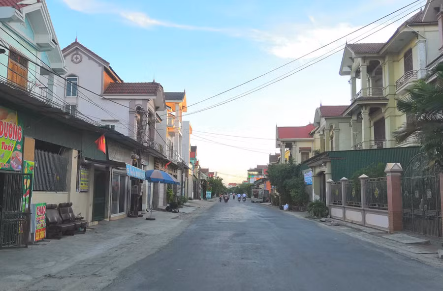 Tuyến đường làng sầm uất với những dãy nhà cao tầng ở huyện Yên Thành (Nghệ An).
