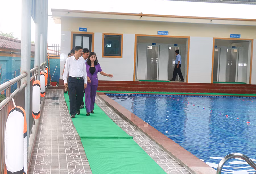 Lãnh đạo Sở GD&ĐT, Sở VH&TT Nghệ An tham quan bể bơi tại trường Tiểu học Diễn Phúc, Diễn Châu, Nghệ An